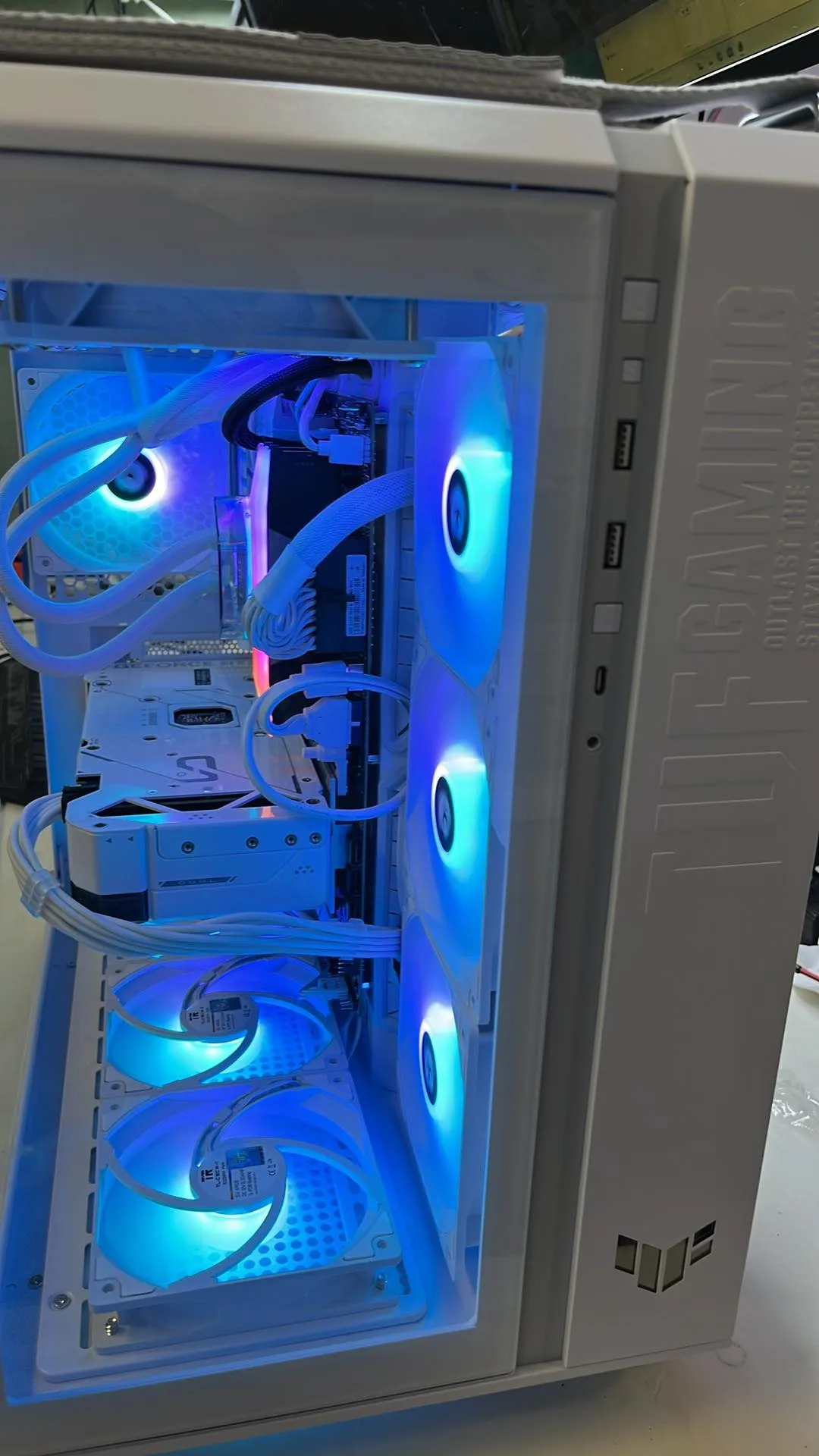 PC GAMING NEUF ASUS RTX 4070 12GB OC Ryzen 9 7900 32GB DDR5 6000Mhz SSD 4TB WiFi